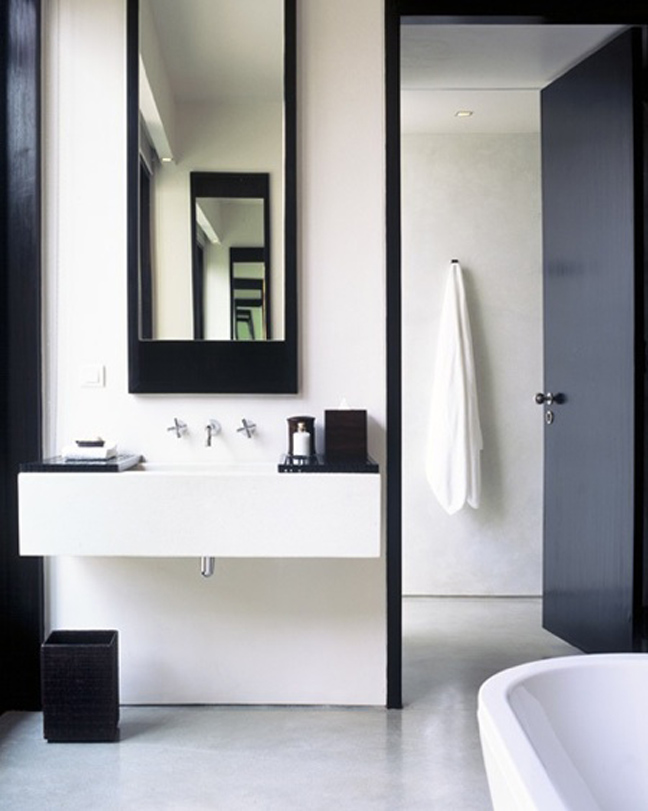 bathroom-blackwhitebathrichardpowers2